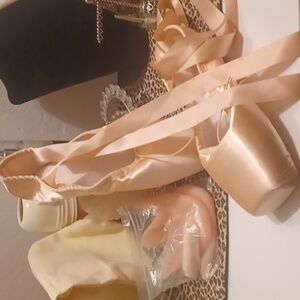Pointe Shoes NWOT SZ 43 (APPROX 9 US)